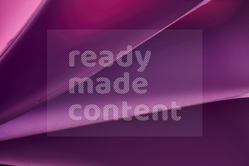 فن تجريدي يعرض منحنيات مع تدرجات الألوان الدافئة والباردة مكونه بضوء ملون