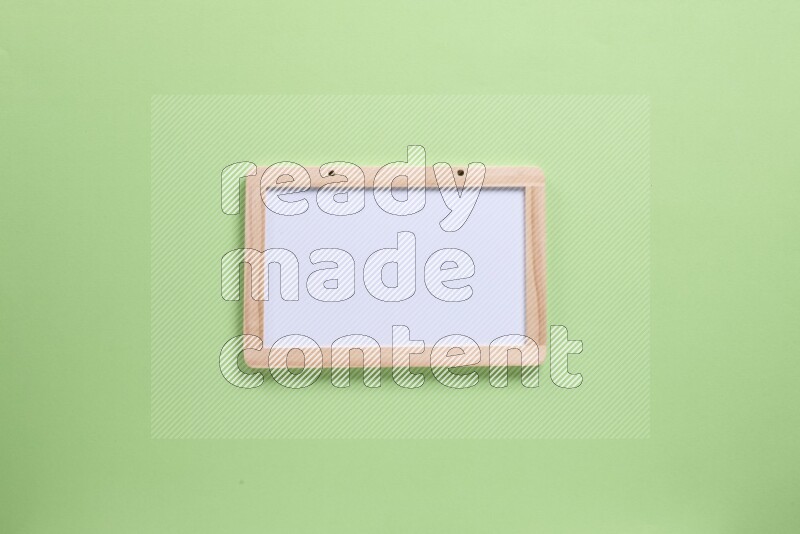 سبورة بيضاء علي خلفية خضراء