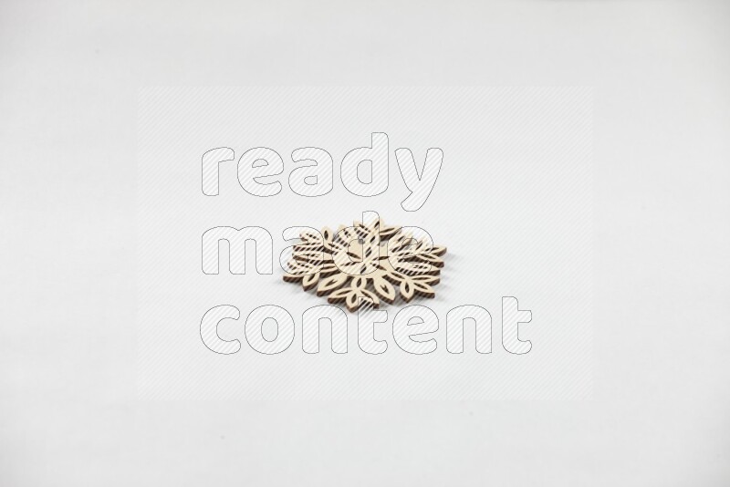 قواعد أكواب خشبية مصنوعة يدويًا على خلفية بيضاء