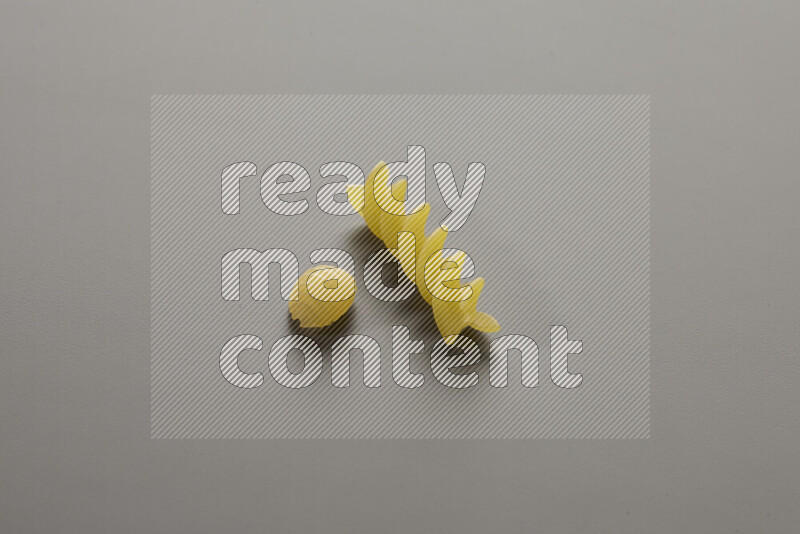 معكرونة ودعة في وعاء فخاري علي خلفية رمادية