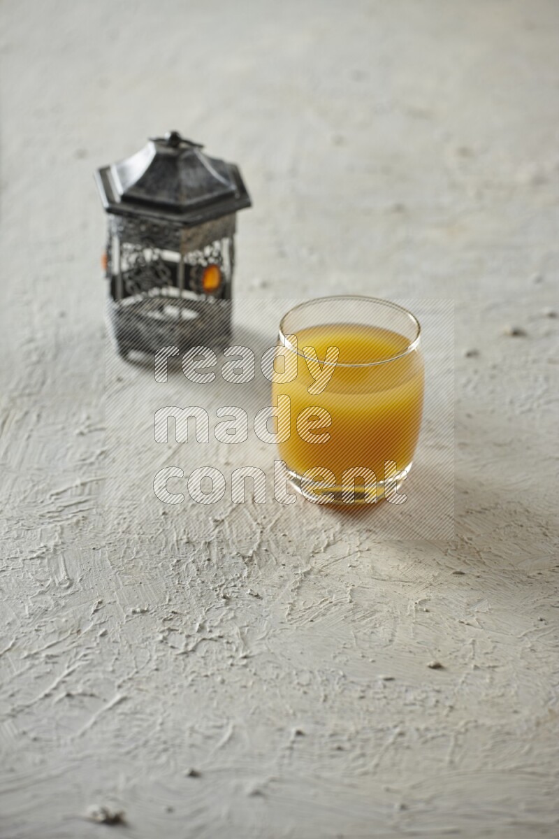 فانوس فضي مع مشروبات مختلفة وتمر ومكسرات وسبحة صلاة وقرآن على خلفية بيضاء