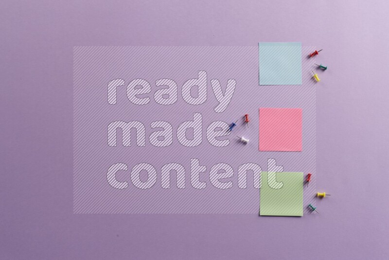 ورق ملاحظات متعدد الألوان مع مستلزمات مدرسية على خلفية أرجوانية