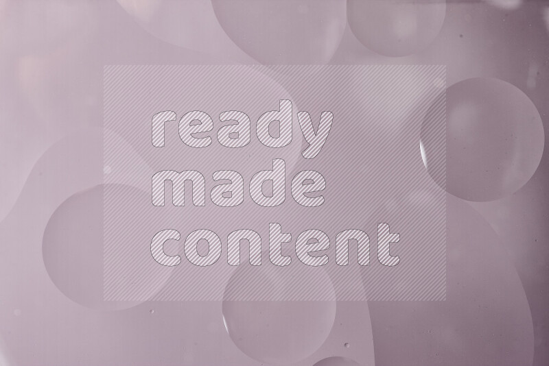 لقطات مقربة لفقاعات من الزيت على سطح الماء باللون الرمادي