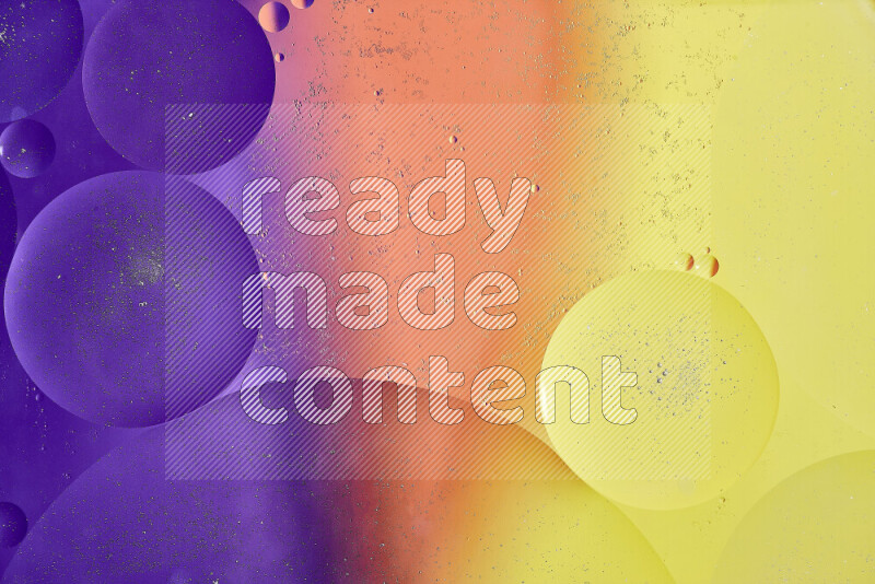 لقطات مقربة لفقاعات من الزيت على سطح الماء باللون الأصفر والبرتقالي والأرجواني