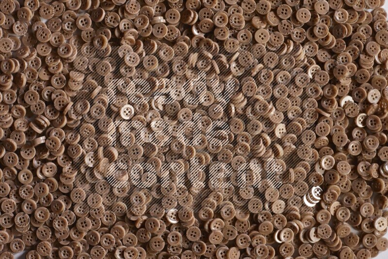 أزرار بنية موضوعة علي خلفية رمادية