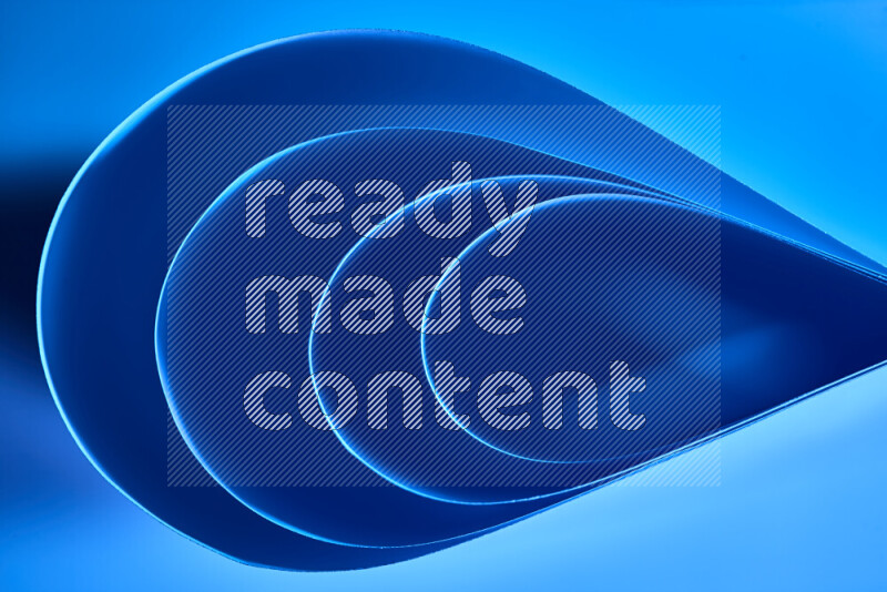 فن تجريدي لورق مطوي على شكل منحنيات ناعمة بتدرجات اللون الأزرق