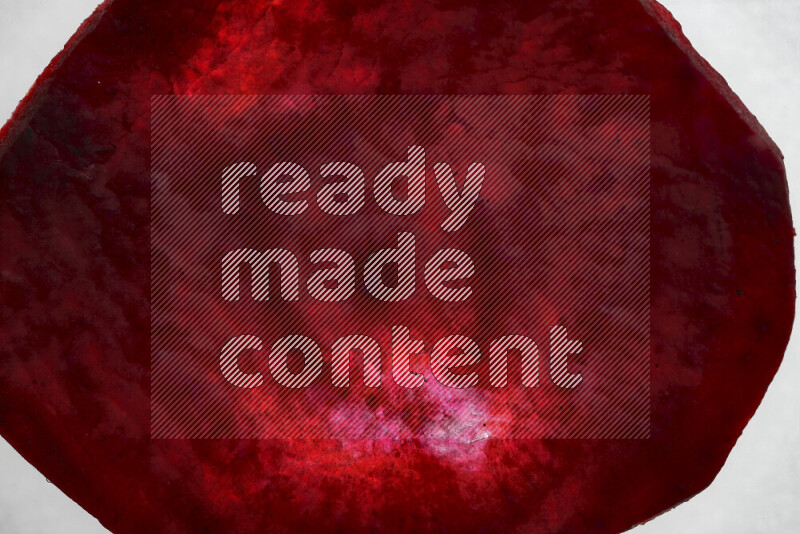 شرائح من البنجر علي خلفية بيضاء مضيئة