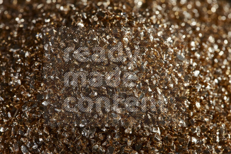 قطع زجاجية ذهبية لامعة متناثرة على خلفية سوداء