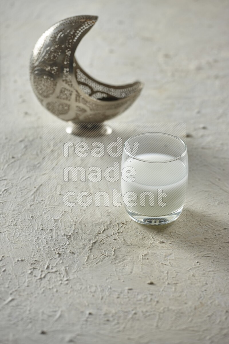 فانوس فضي مع مشروبات مختلفة وتمر ومكسرات وسبحة صلاة وقرآن على خلفية بيضاء