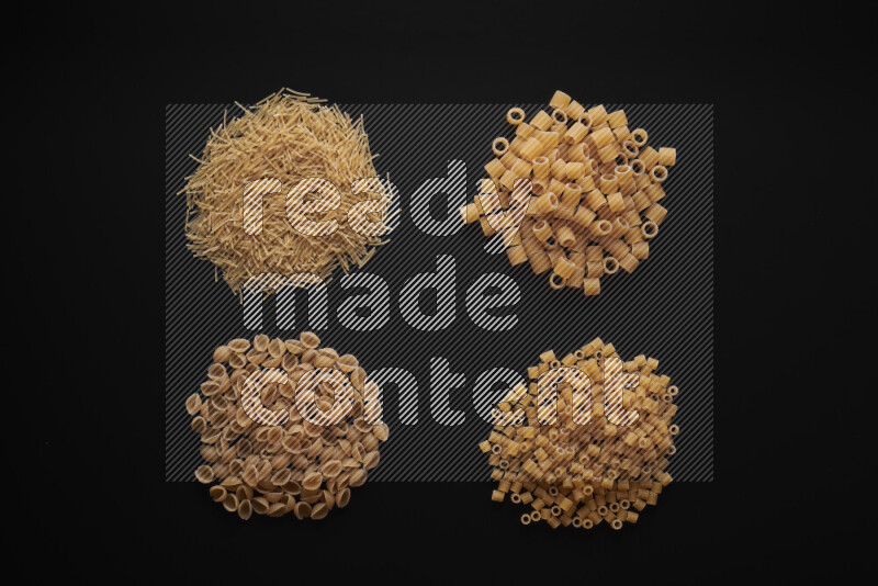 أنواع مختلفة من المعكرونة علي خلفية سوداء