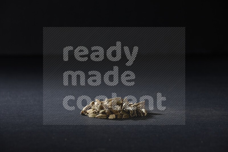 حبوب الهيل في شكل دائري على خلفية سوداء