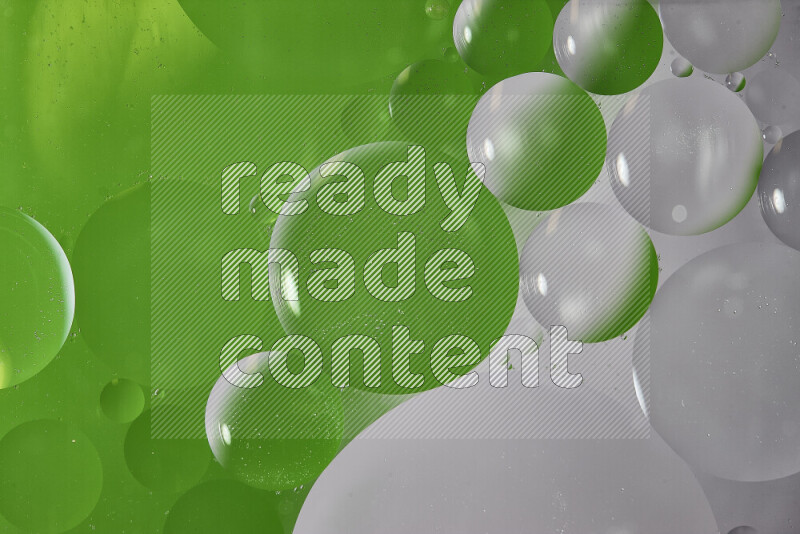 لقطات مقربة لفقاعات من الزيت على سطح الماء باللون الأبيض والأخضر