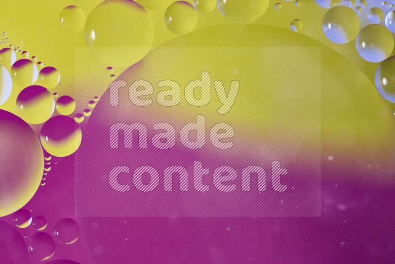 لقطات مقربة لفقاعات من الزيت على سطح الماء باللون الأصفر والوردي