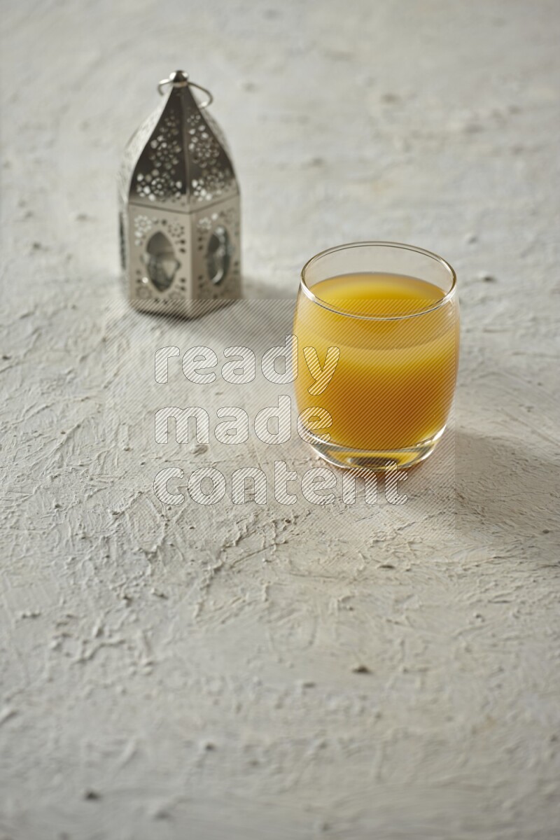 فانوس فضي مع مشروبات مختلفة وتمر ومكسرات وسبحة صلاة وقرآن على خلفية بيضاء