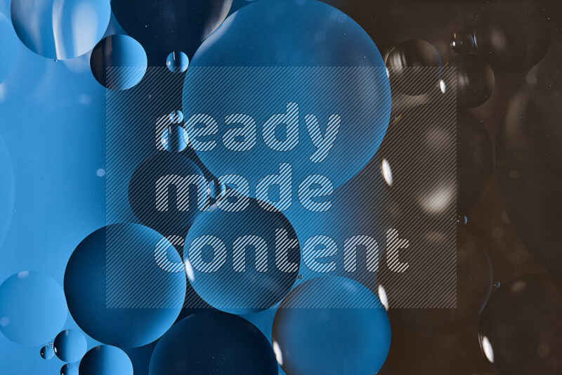 لقطات مقربة لفقاعات من الزيت على سطح الماء باللون الأزرق والبني