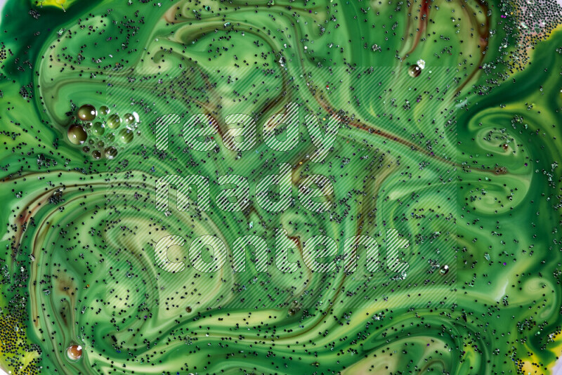 لقطة مقربة لبريق أخضر متلألئ منتشر على خلفية من اللون الأخضر والأحمر في حركات دائرية