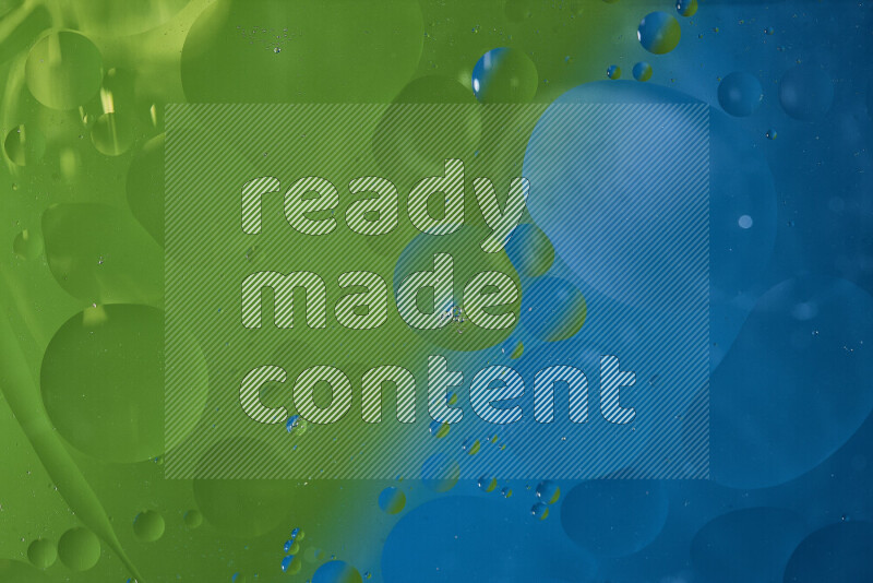 لقطات مقربة لفقاعات من الزيت على سطح الماء باللون الأزرق والأخضر