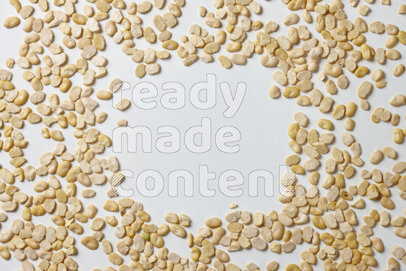 فول مدشوش علي خلفية بيضاء