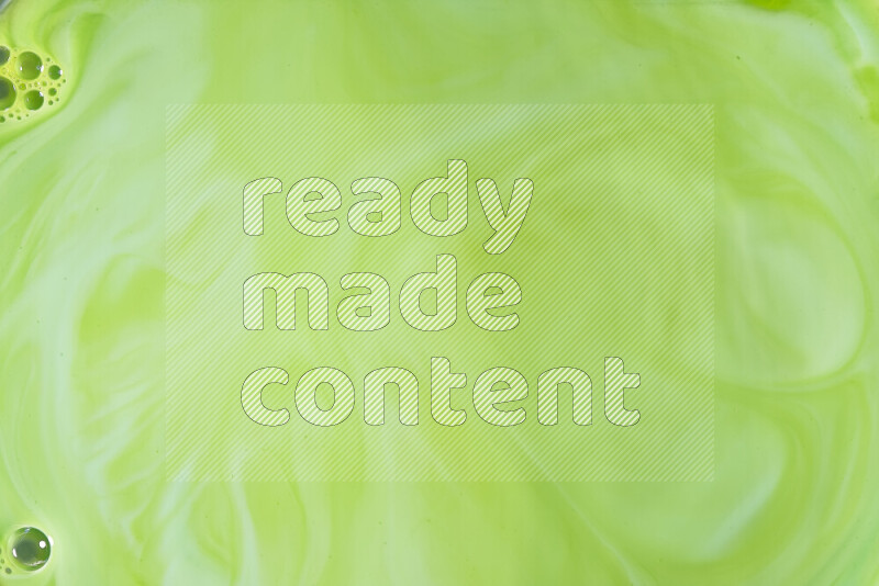 لقطة مقربة لأنماط دوامية بتدرجات اللون الأخضر