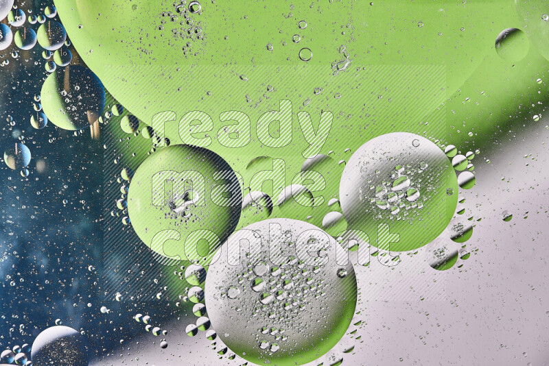 لقطات مقربة لفقاعات من الزيت على سطح الماء باللون الأبيض والأخضر والأزرق