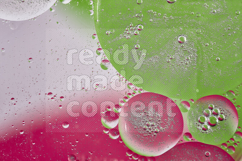لقطات مقربة لفقاعات من الزيت على سطح الماء باللون الوردي والأخضر والأبيض