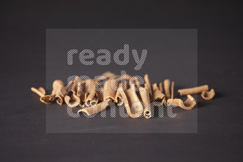 أعواد القرفة المكسورة علي خلفية سوداء