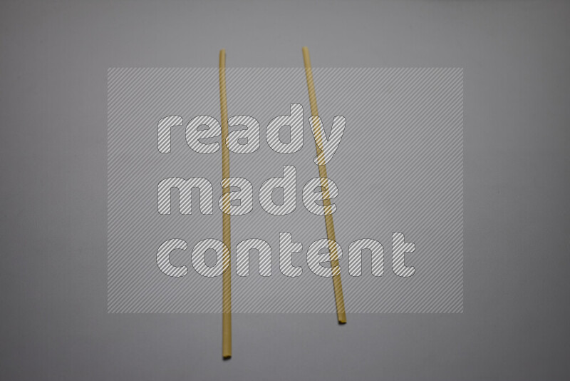 معكرونة شرايط علي خلفية رمادية