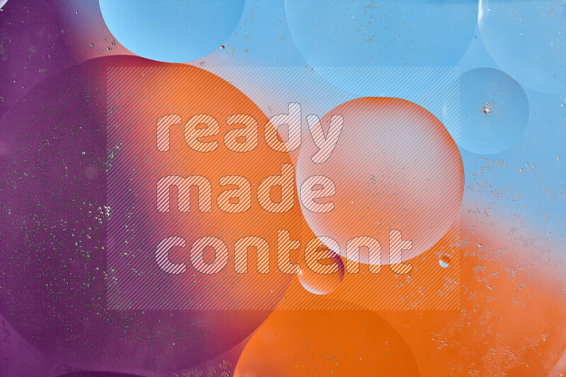 لقطات مقربة لفقاعات من الزيت على سطح الماء باللون الأزرق والبرتقالي والأرجواني