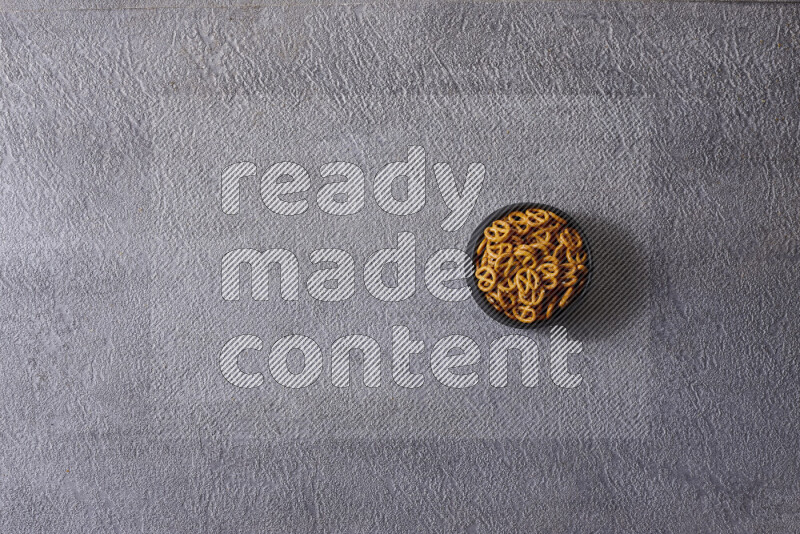 وجبات خفيفة متنوعة في أوعية فخارية على خلفية رمادية