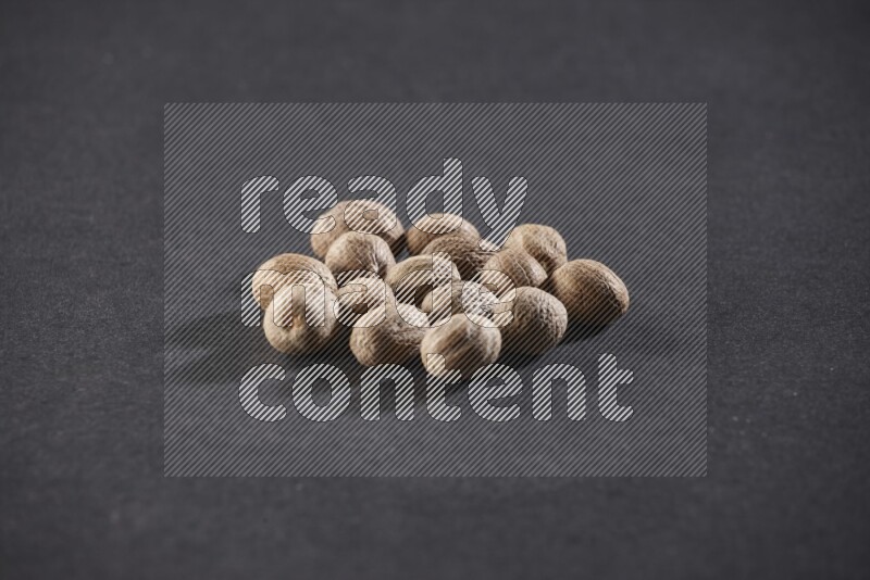 مجموعة من حبوب جوزة الطيب الكاملة على خلفية سوداء