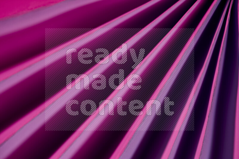 صورة تقدم نمط تجريدي ورقي من الخطوط المائلة بدرجات اللون الارجواني