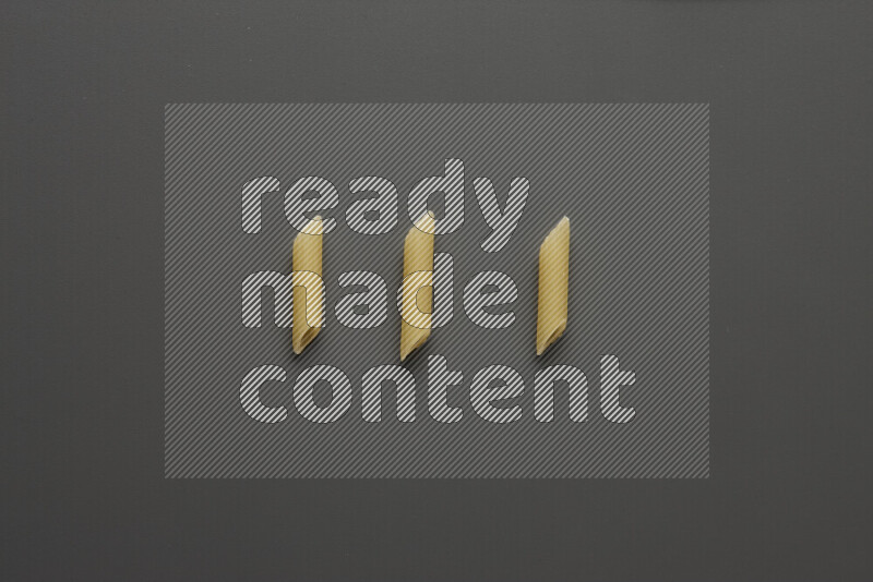 معكرونة فرن صغيرة علي خلفية رمادية