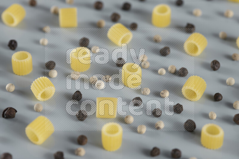 معكرونة مع مكونات متنوعة من الطماطم والثوم والبصل والفلفل الأحمر والفلفل الأسود والفلفل الأبيض وأوراق الغار وإكليل الجبل والهيل و مشروم على خلفية زرقاء فاتحة