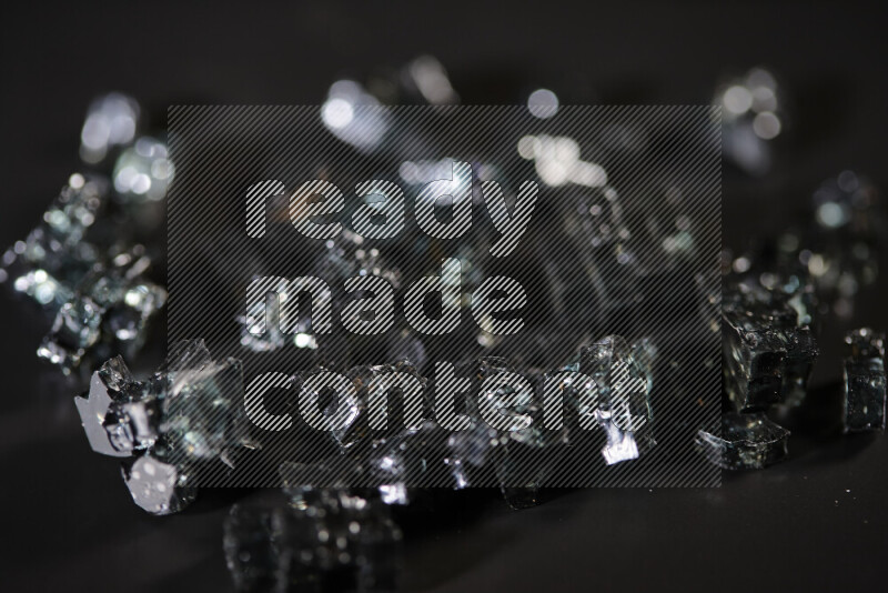 قطع زجاج سوداء شفافة متناثرة على خلفية سوداء