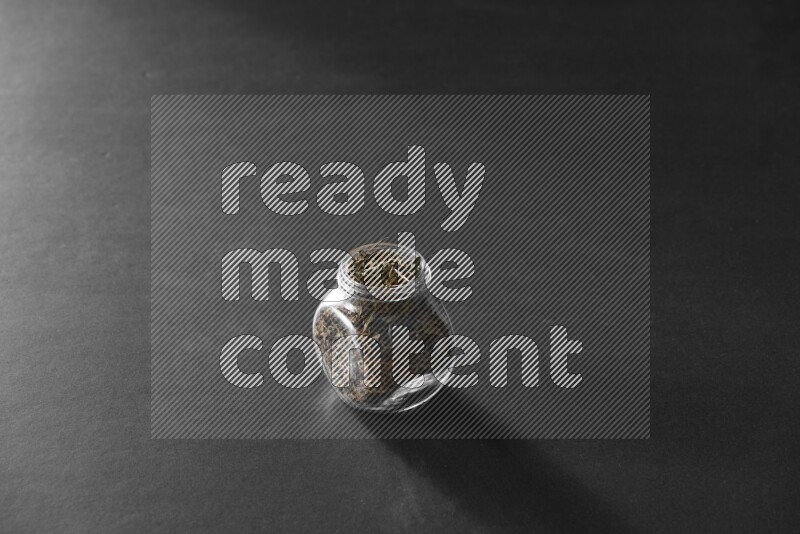 ريحان في وعاء زجاجي علي خلفية سوداء