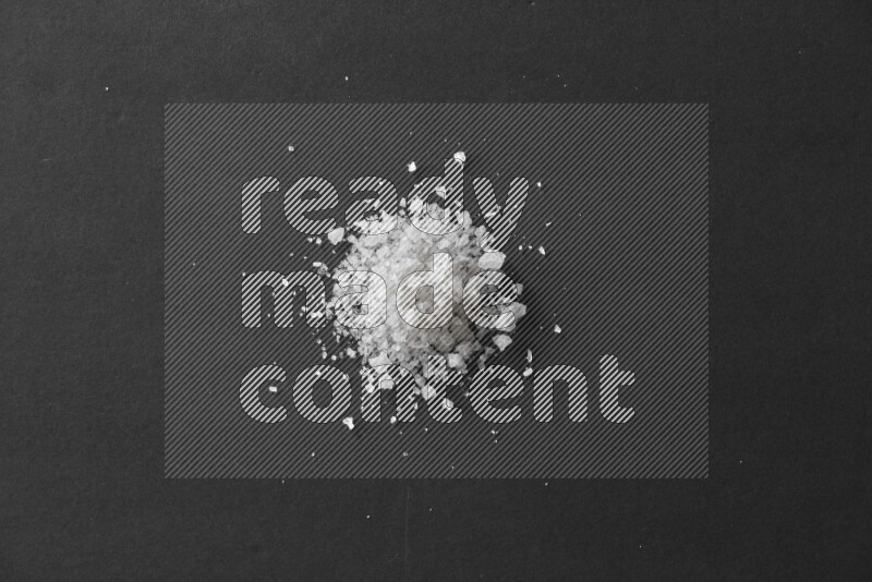ملح أبيض علي خلفية سوداء