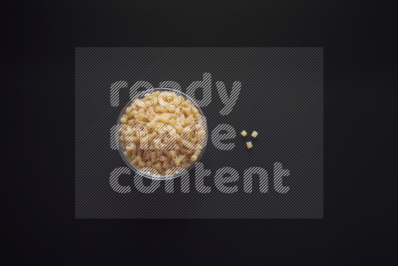 معكرونة مرمرية في وعاء زجاجي علي خلفية سوداء