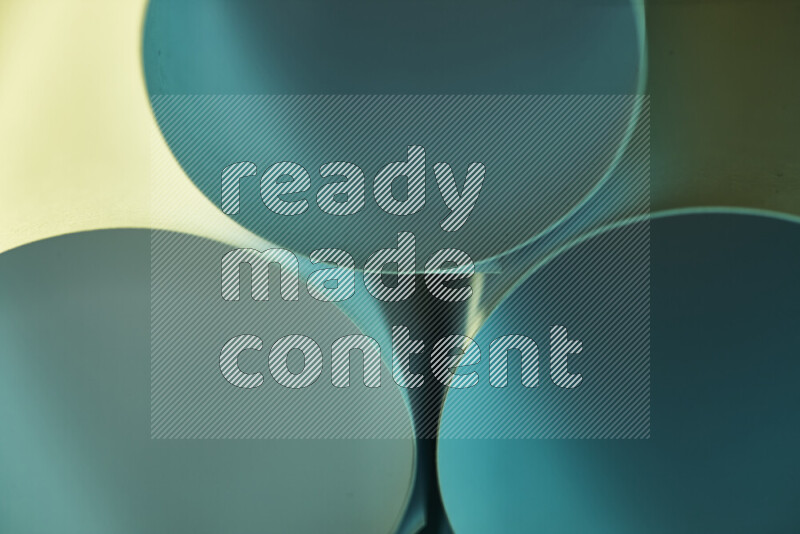 الصورة تعرض فن ورقي تجريدي بأشكال دائرية بدرجات متنوعة من اللون الأخضر والدرجات الدافئة