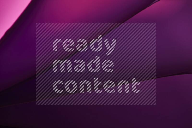 فن تجريدي يعرض منحنيات مع تدرجات الألوان الدافئة والباردة مكونه بضوء ملون