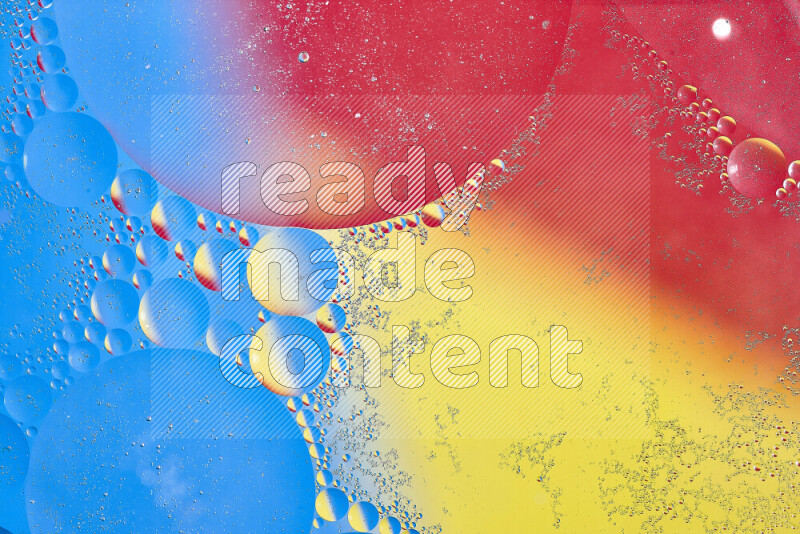 لقطات مقربة لفقاعات من الزيت على سطح الماء باللون الأصفر والأحمر والأزرق