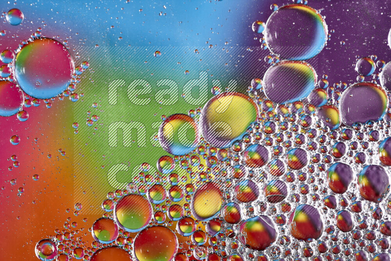 لقطات مقربة لفقاعات الصابون وقطرات الماء على خلفية متعددة الألوان