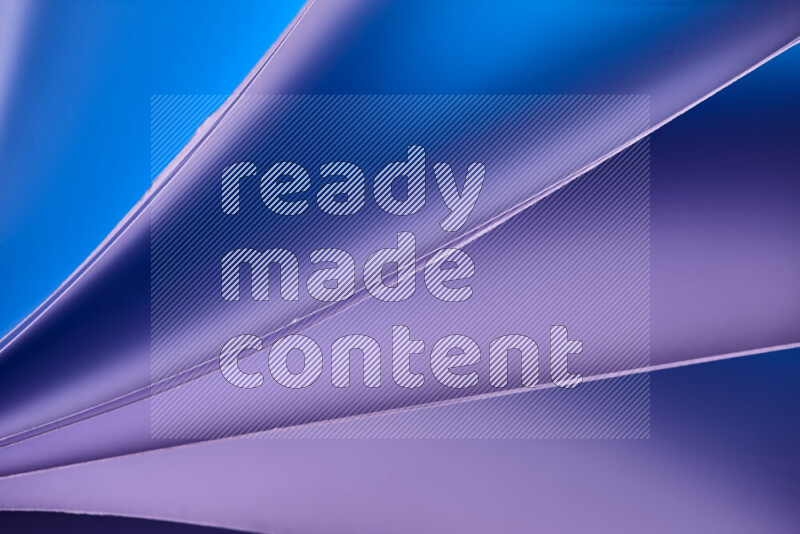 فن تجريدي يعرض منحنيات مع تدرجات الألوان الدافئة والباردة مكونه بضوء ملون