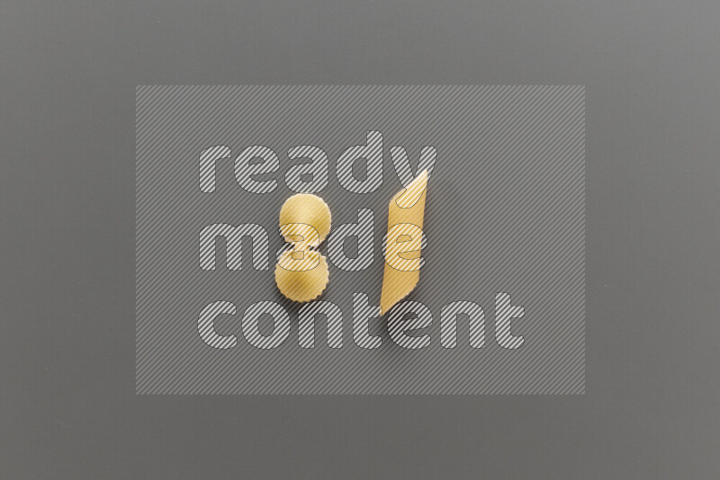 معكرونة فيونكة مع أنواع أخري من المعكرونة علي خلفية رمادية