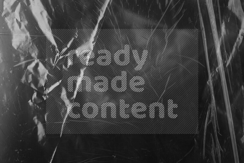 تظهر الصورة سطح من البلاستيك علي خلفية داكنة