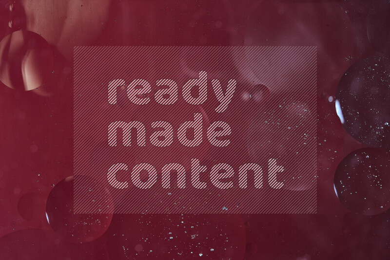 لقطات مقربة لفقاعات من الزيت على سطح الماء باللون الأحمر