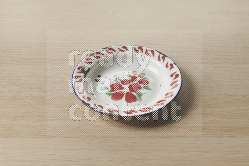 صحن معدني عتيق على خلفية خشبية فاتحة