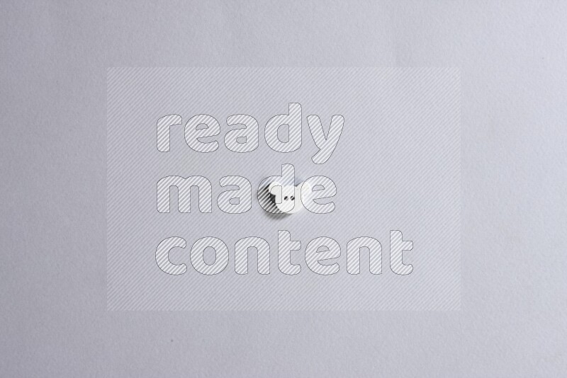 زر واحد ملون على خلفية رمادية