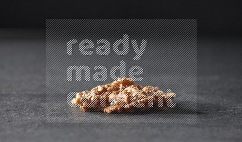 مجموعة من حبات الجوز على خلفية سوداء