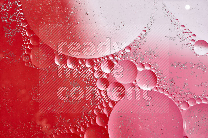 لقطات مقربة لفقاعات من الزيت على سطح الماء باللون الأبيض والأحمر والوردي