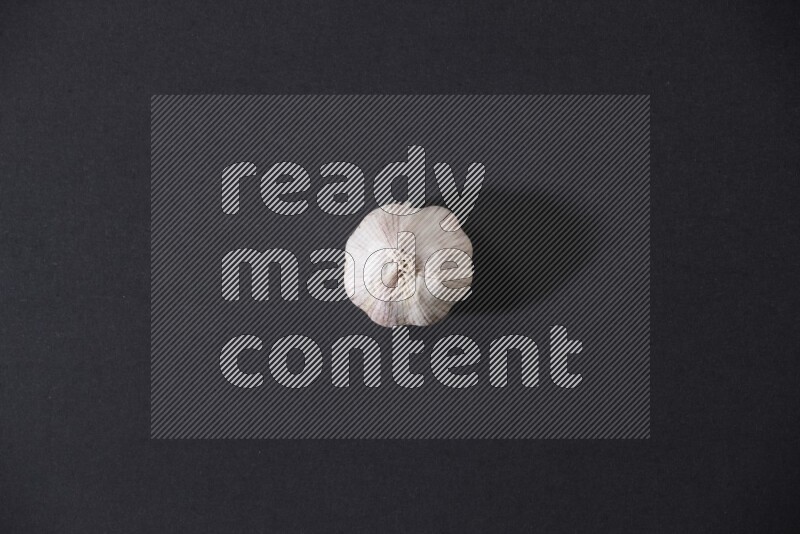 رأس ثوم كاملة موضوعه علي خلفية سوداء